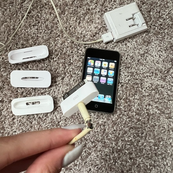 Hardly used IPod Touch - no camera - 8 gb (2nd gen) - Picture 2 of 3